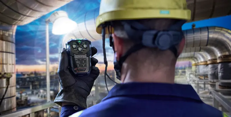 man_in _hard_hat_holding_gas_detector