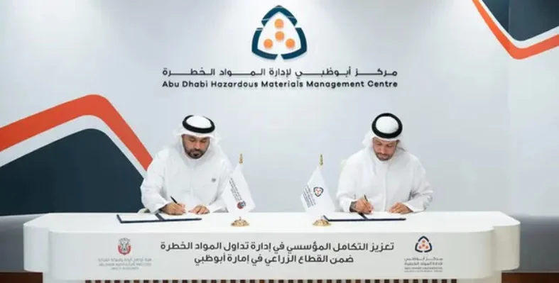 H.E. Khalfan Abdullah Al Mansoori, Acting Director General of the Abu Dhabi Hazardous Materials Management Centre, and H.E. Dr. Tariq Ahmed Al Ameri, Acting Director General of the Abu Dhabi Agriculture and Food Safety Authority signing an MoU at the headquarters of the Hazardous Materials Management Centre.