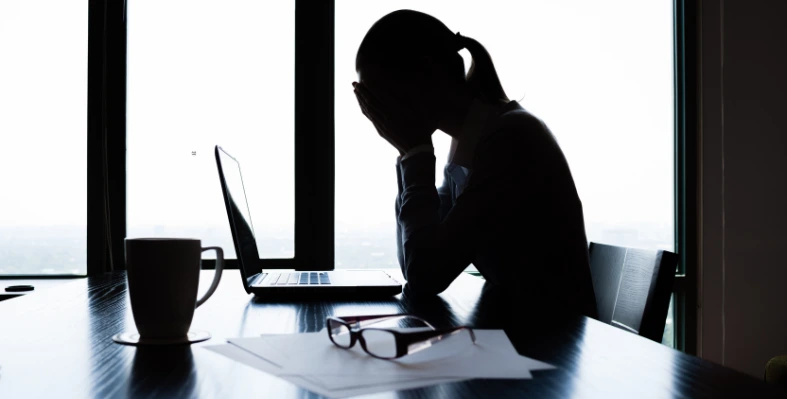 A_woman_at_a_desk_with_psychosocial_challenges