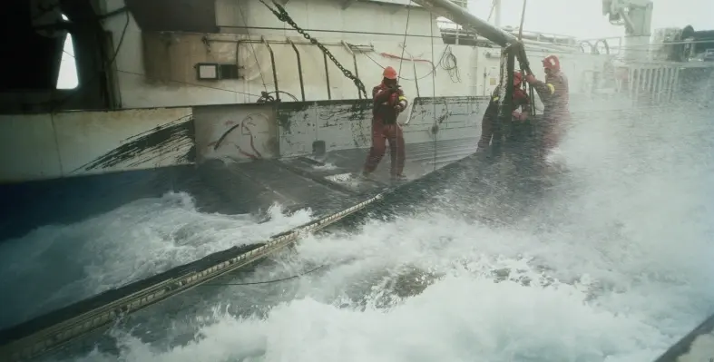 ocean_workers_at_sea