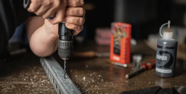 A_man_using_drilling_tools