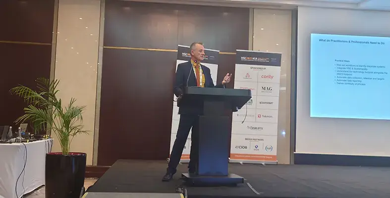 Dr_paul_robinson_making_presentation