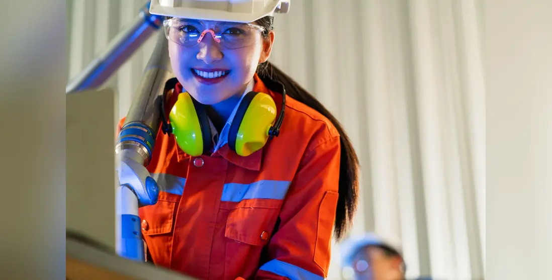 female_engineer_in_safety-gear