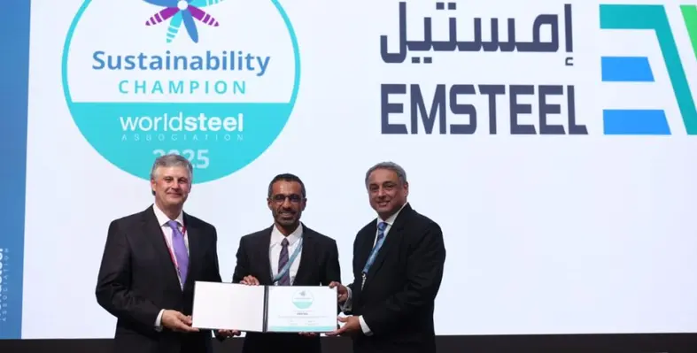 Three_men_against_EMSTEEL_banner